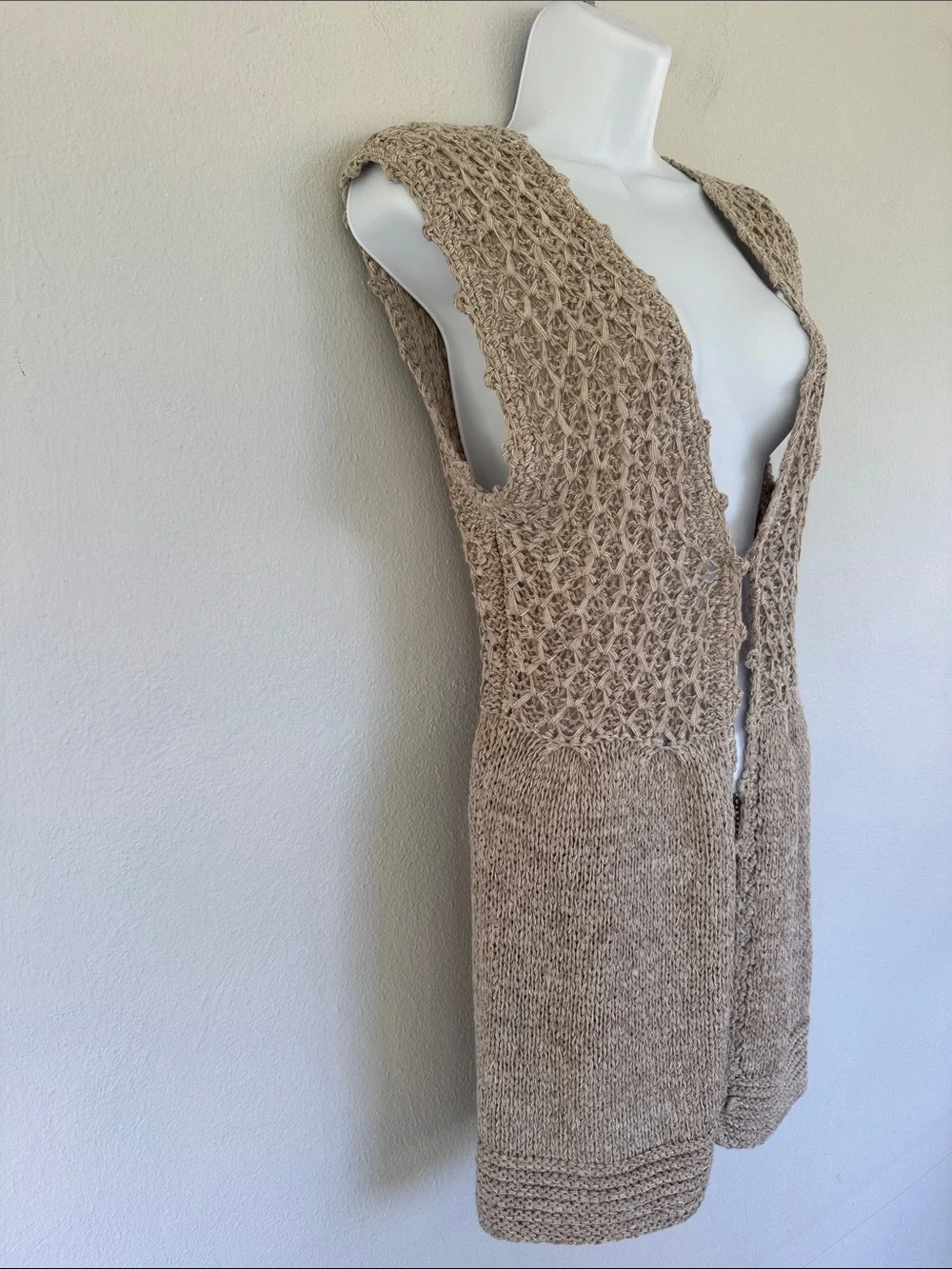 Venue beige crochet knit textured weave sleeveless hook and eye vest size medium